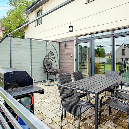 2 Bedroom Awesome In Jastrzębia Góra